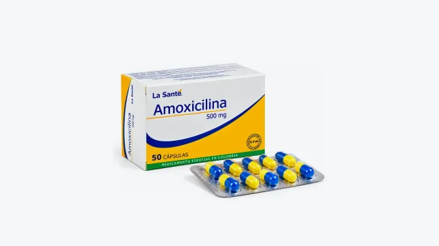 Caja de Amoxicilina 500 mg La Santé de 50 cápsulas junto a un blíster de cápsulas azules y amarillas