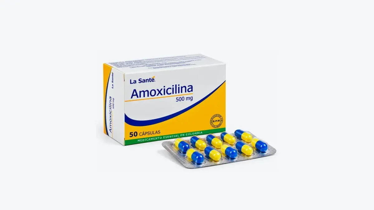 Caja de Amoxicilina 500 mg La Santé de 50 cápsulas junto a un blíster de cápsulas azules y amarillas
