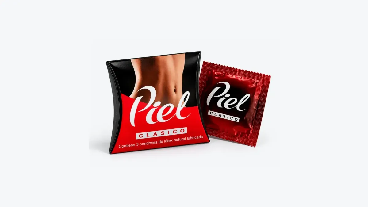 Caja negra y roja de condones Piel Clásico con tres unidades y un condón en su envoltura roja