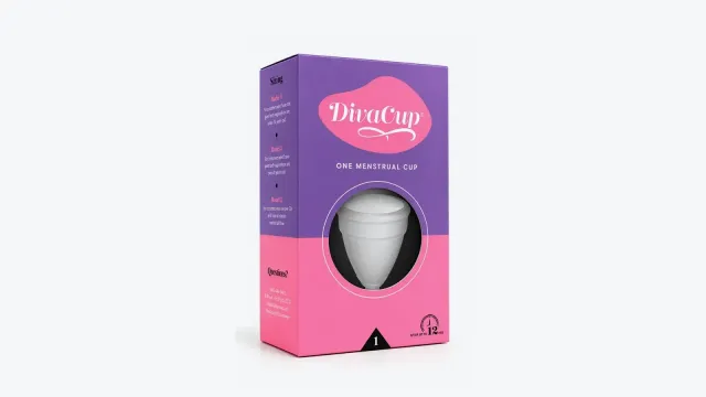Caja morada y rosada de la copa menstrual DivaCup con la copa translúcida visible en el centro