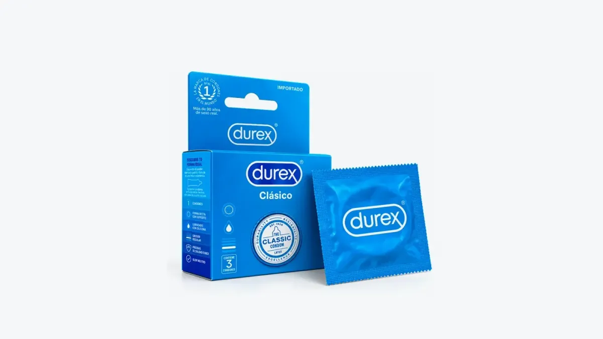Caja azul de condones Durex Clásico con tres unidades y un condón en su envoltura individual