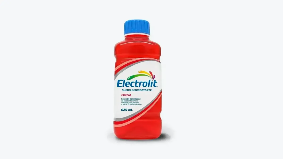 Botella roja de Electrolit suero rehidratante sabor fresa de 625 ml con tapa azul