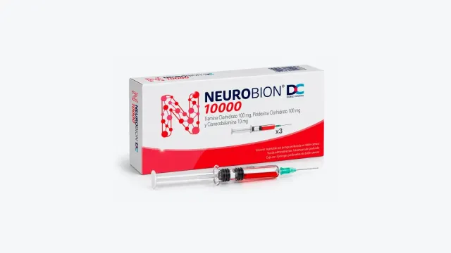 Caja blanca y roja de Neurobion 10000 con ampollas inyectables de vitaminas B1, B6 y B12 y una jeringa con solución roja al frente