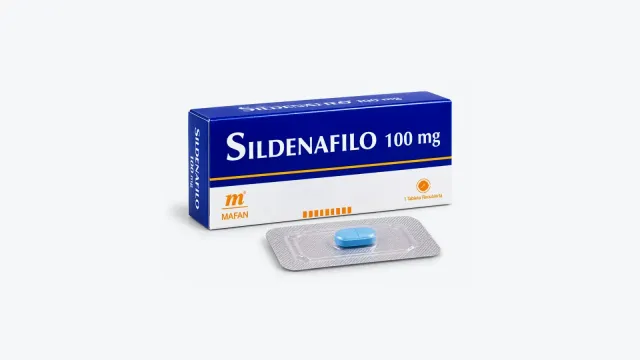 Caja azul y blanca de Sildenafilo 100 mg de Marfan con una tableta recubierta azul en su blíster